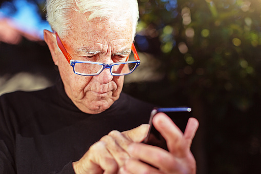 راهنمای خرید گوشی مناسب سالمندان با صفحه بزرگ و باتری قوی